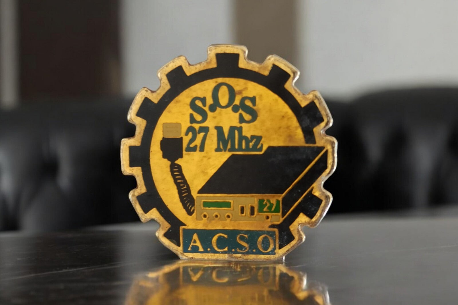 Pin's vintage ACSO SOS 27 MHz radio CB, badge rétro accessoire mode