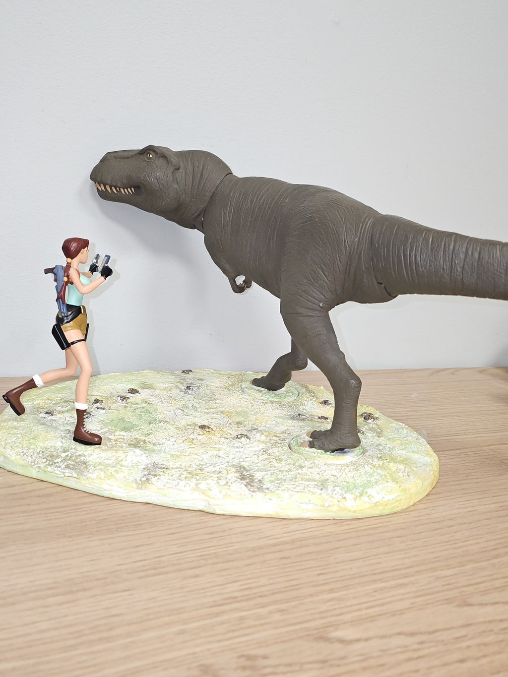 Figurine Tomb Raider Lara Croft avec T-Rex Diorama Atlas Jeu Vidéo Héros