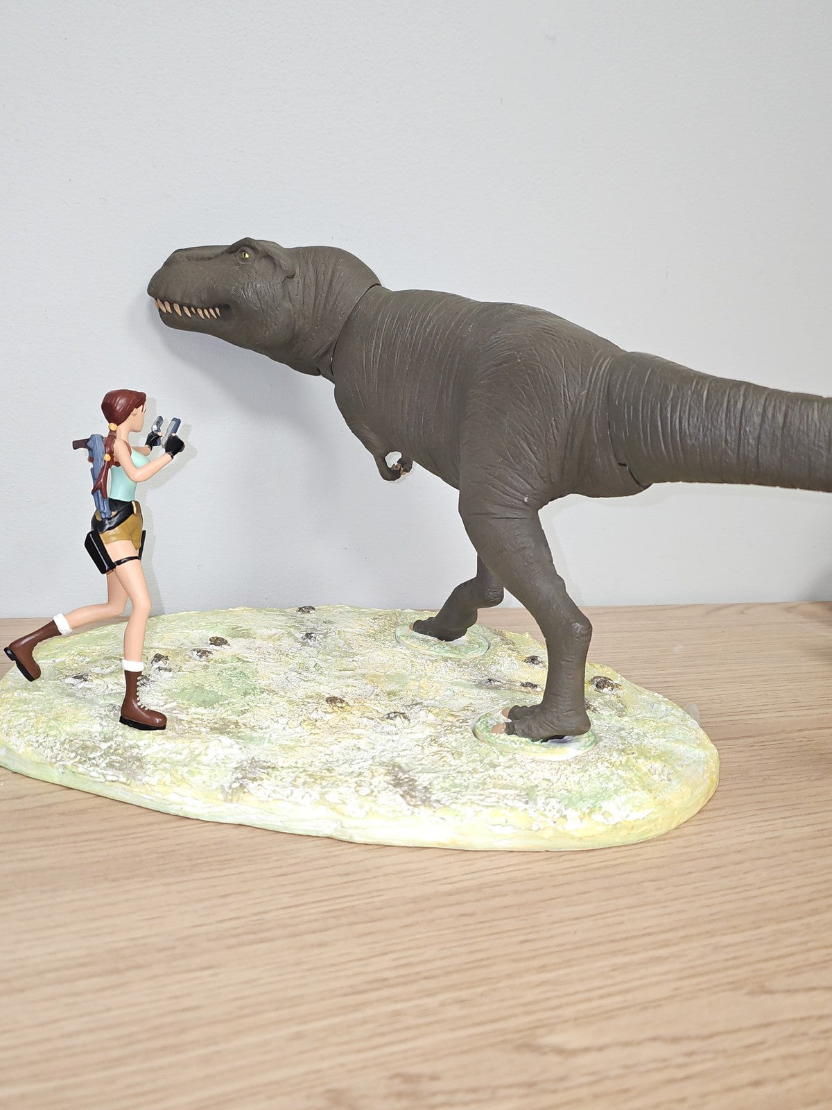 Figurine Tomb Raider Lara Croft avec T-Rex Diorama Atlas Jeu Vidéo Héros