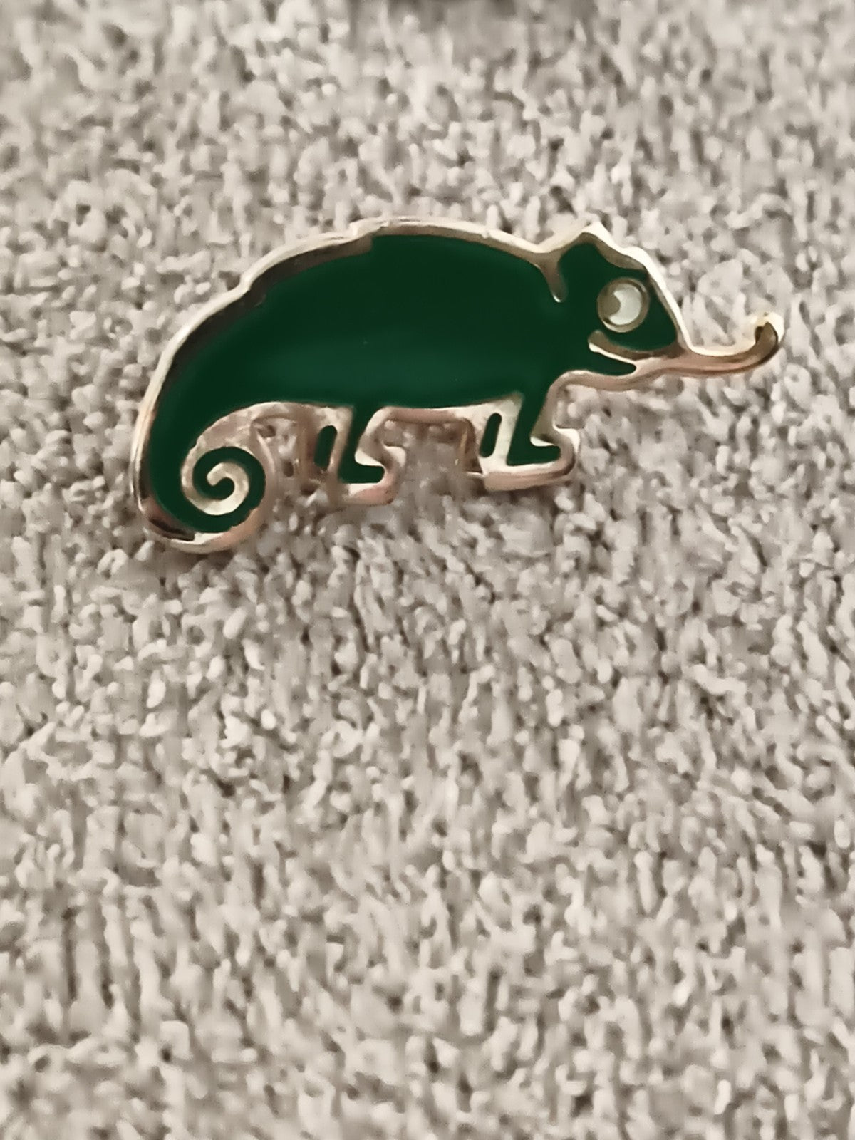 Pin's vintage caméléon vert émaillé, finition métal doré, animal stylisé (Ref 7)