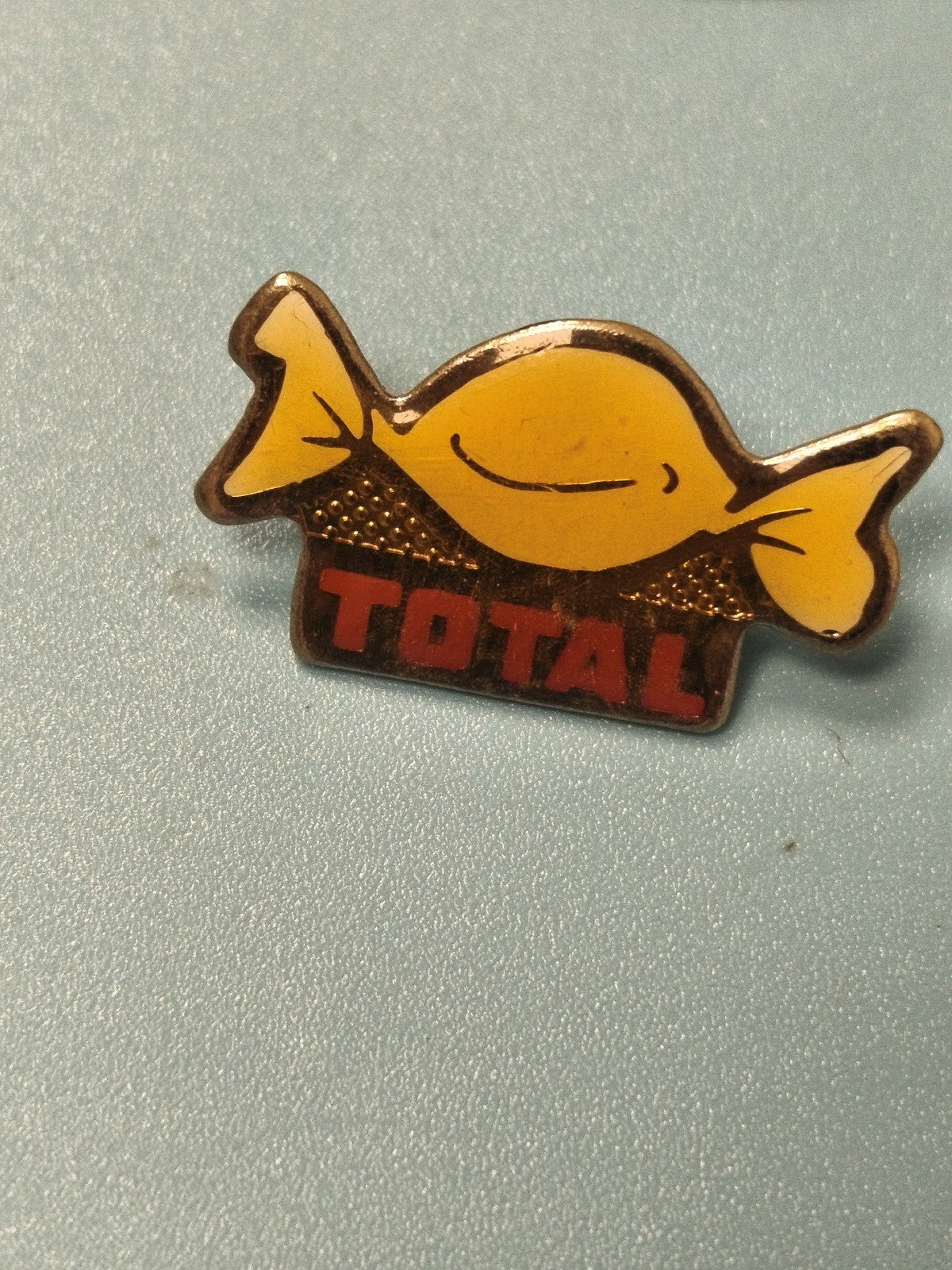 Vintage pin's TOTAL bonbon jaune rétro collection publicitaire