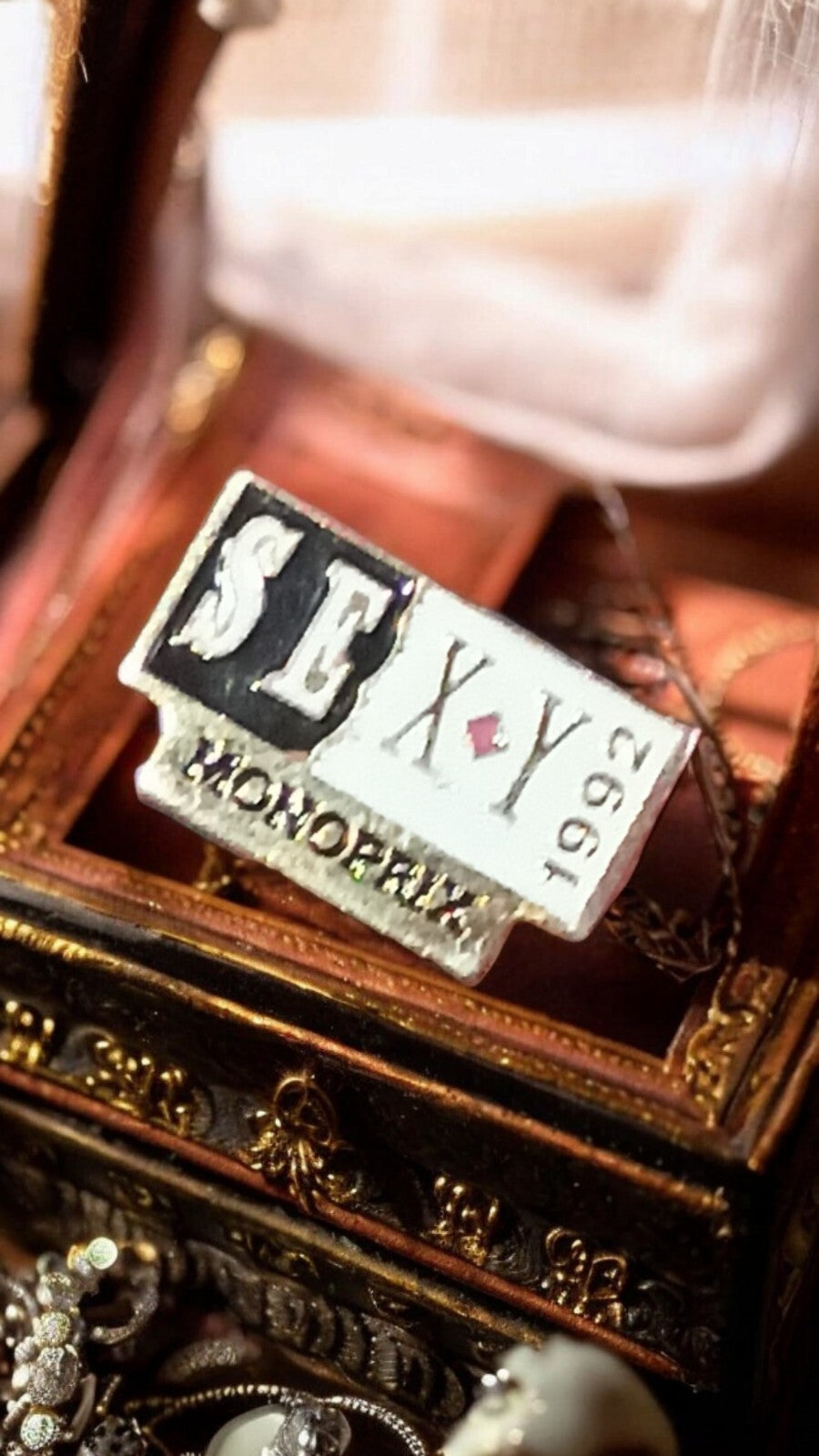 Pin's vintage Monoprix 1992 SEXY, badge publicitaire rare, style années 90