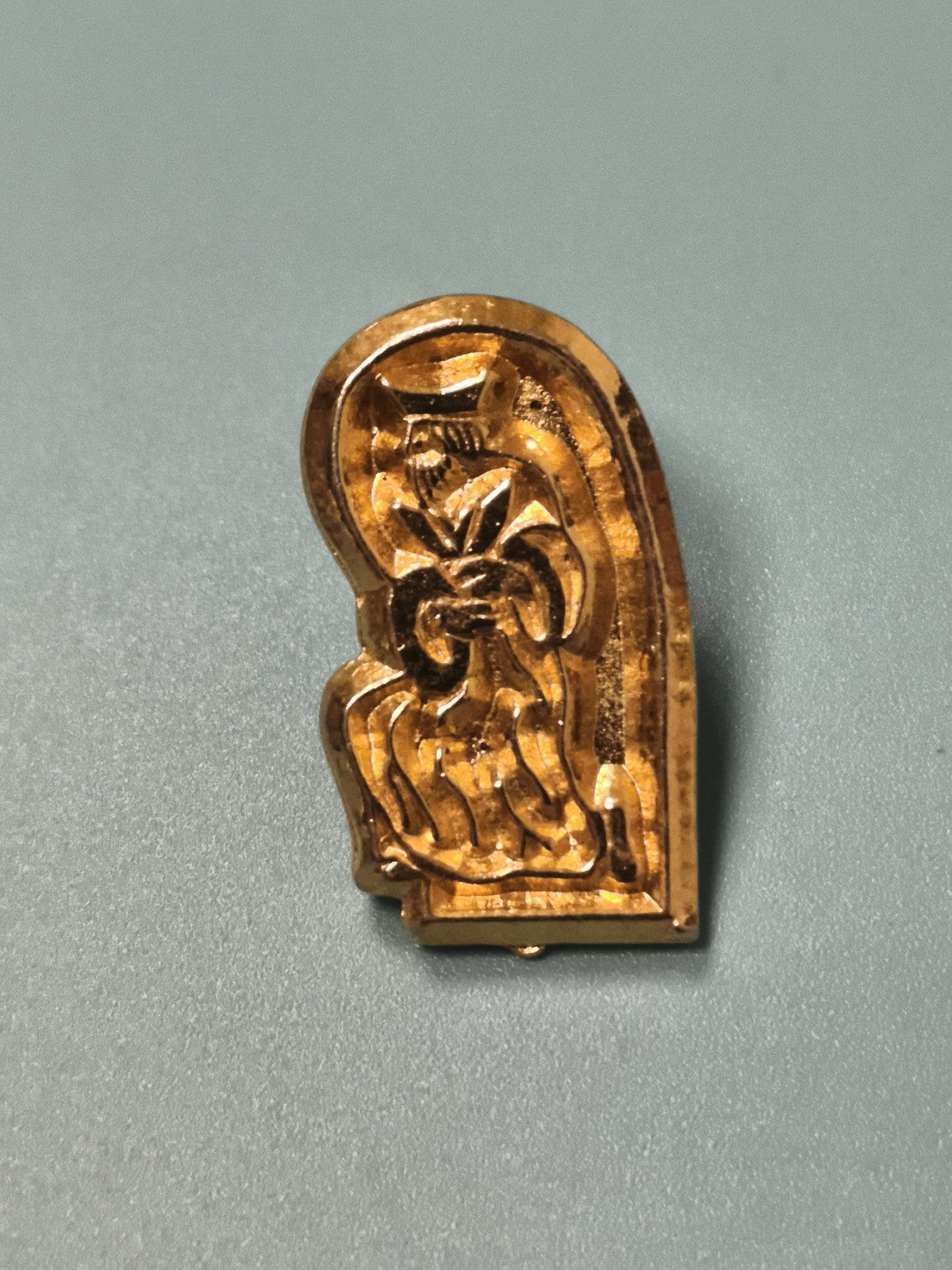 Vintage pin's doré motif personnage assis ? Collection rétro ancien (Ref 1)