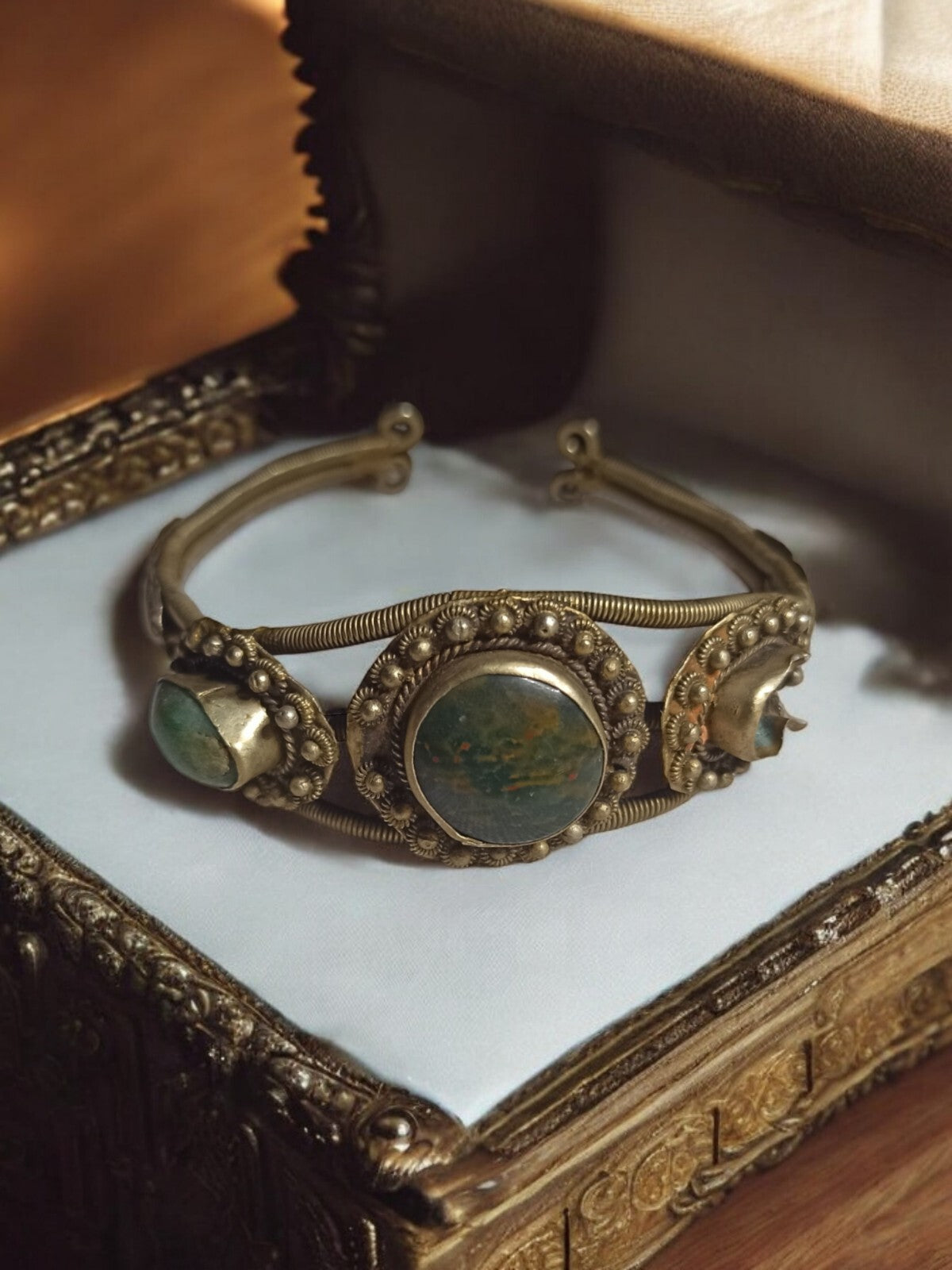 Bracelet ethnique doré pierres naturelles décor ciselé ? manque une pierre
