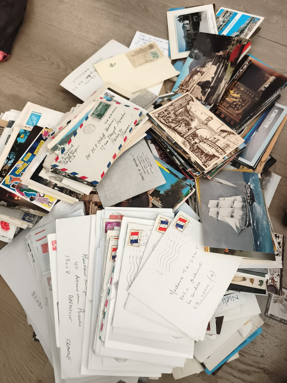 Lot lettres timbrées et cartes postales anciennes à trier philatélie vrac
