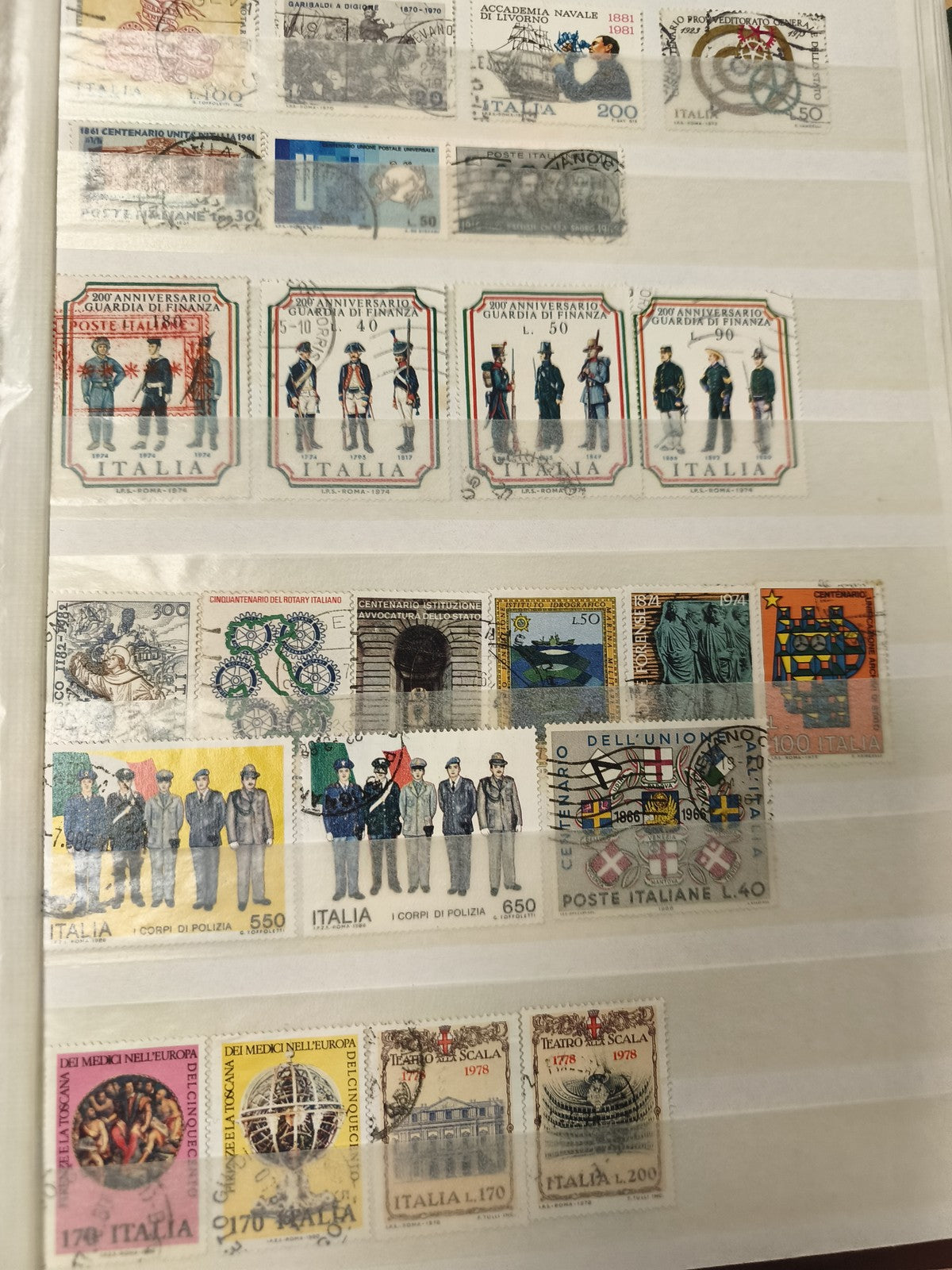 Lot de timbres Poste Italienne thématiques police finance usagés multicolores