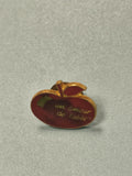 Vintage pin's pomme rouge "un amour de table" badge ancien collection
