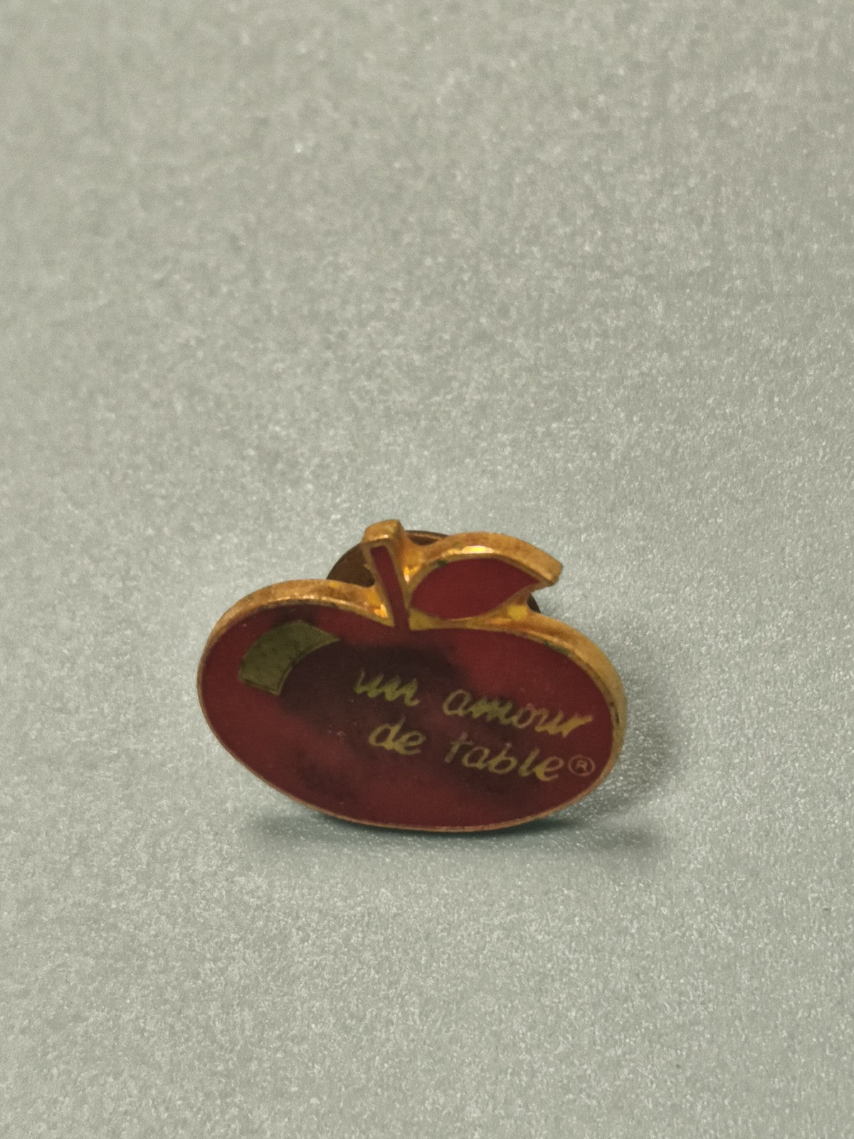 Vintage pin's pomme rouge "un amour de table" badge ancien collection