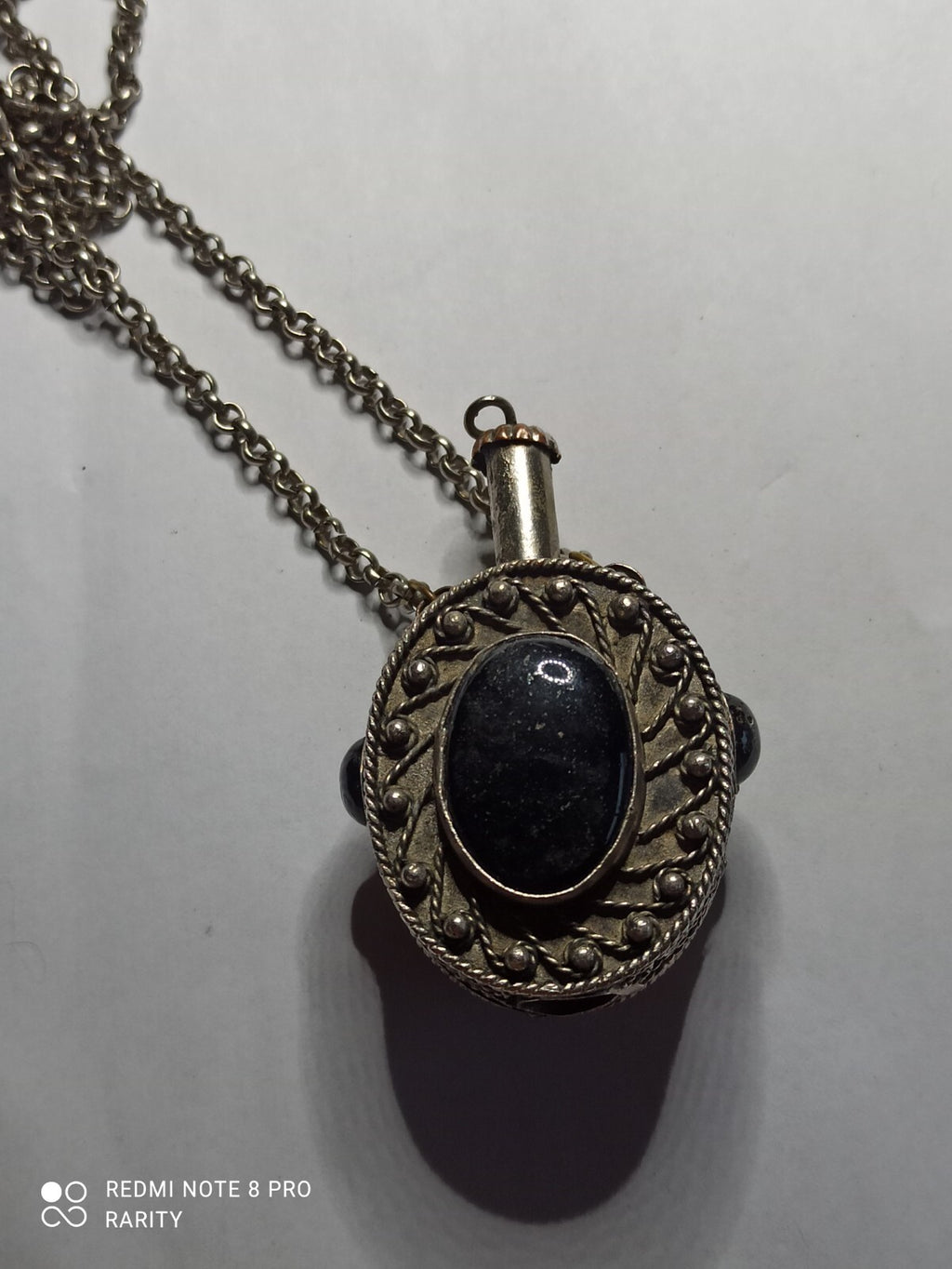 Collier flacon ancien pendentif médaillon noir style vintage parfum