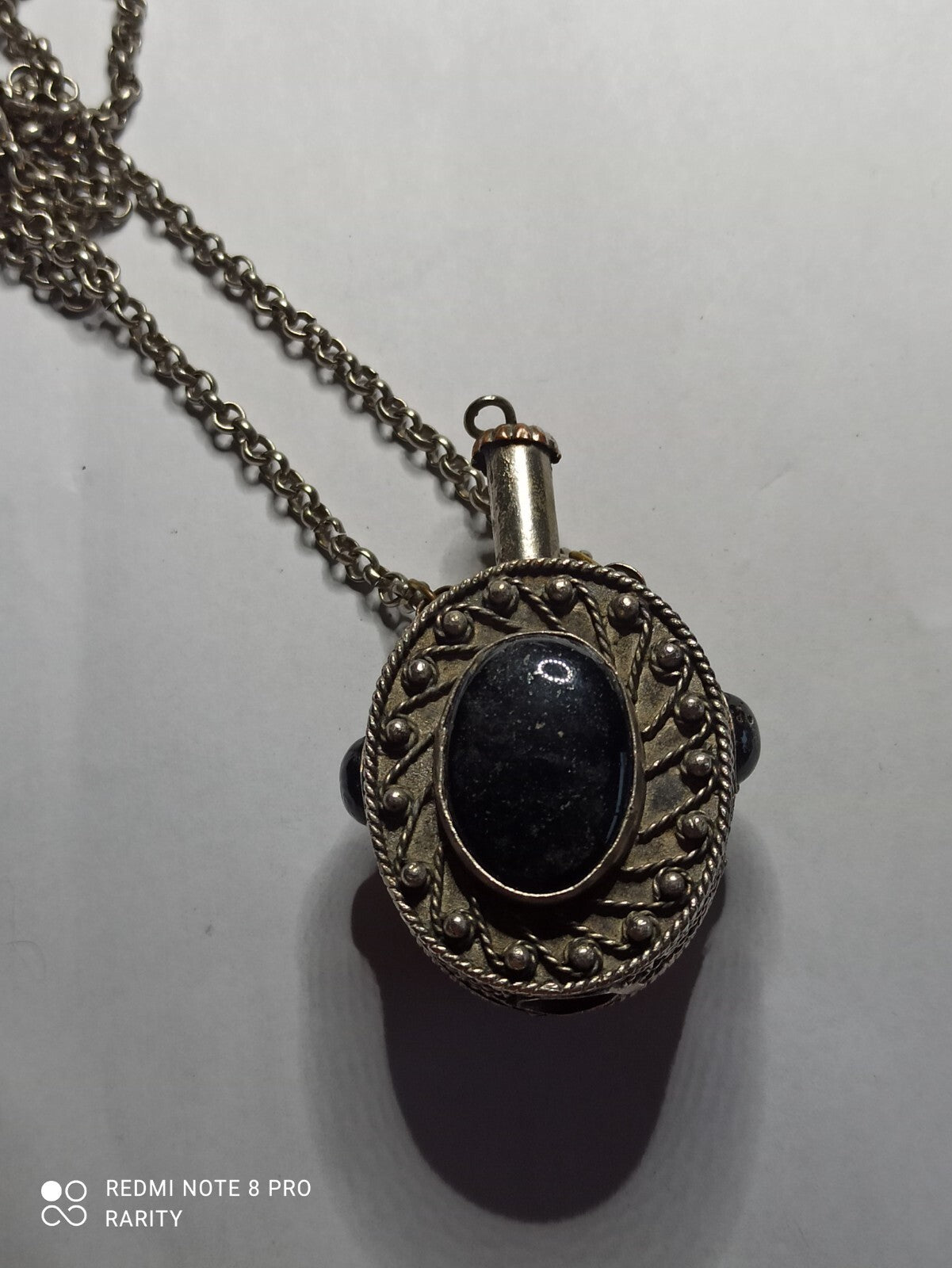 Collier flacon ancien pendentif médaillon noir style vintage parfum