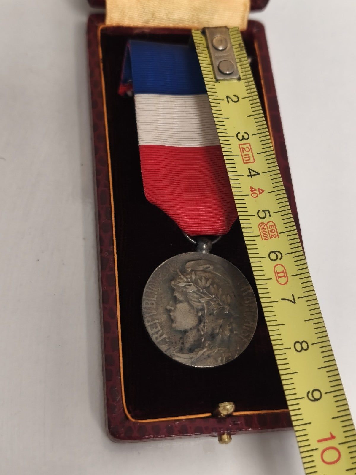 Médaille du travail ancienne en coffret Lecourtier Marseille ruban tricolore