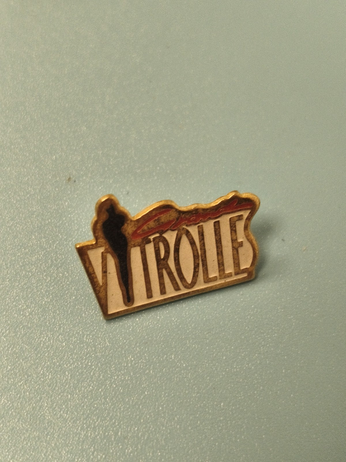 Vintage pin's Vitrolle silhouette noire et rouge, badge ancien collection