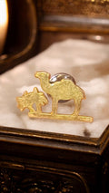 Pin's vintage dromadaire doré, émail, forme palmier, rare occasion