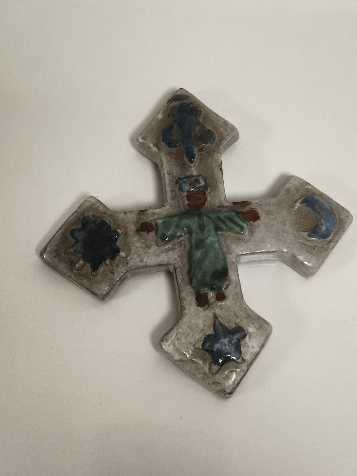 Croix religieuse ancienne terre cuite émaillée décor naïf signée motif bleu