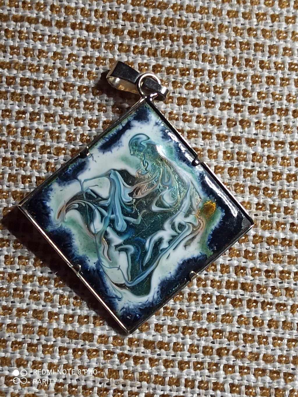 Pendentif carré métal argenté design abstrait bleu vert moderne