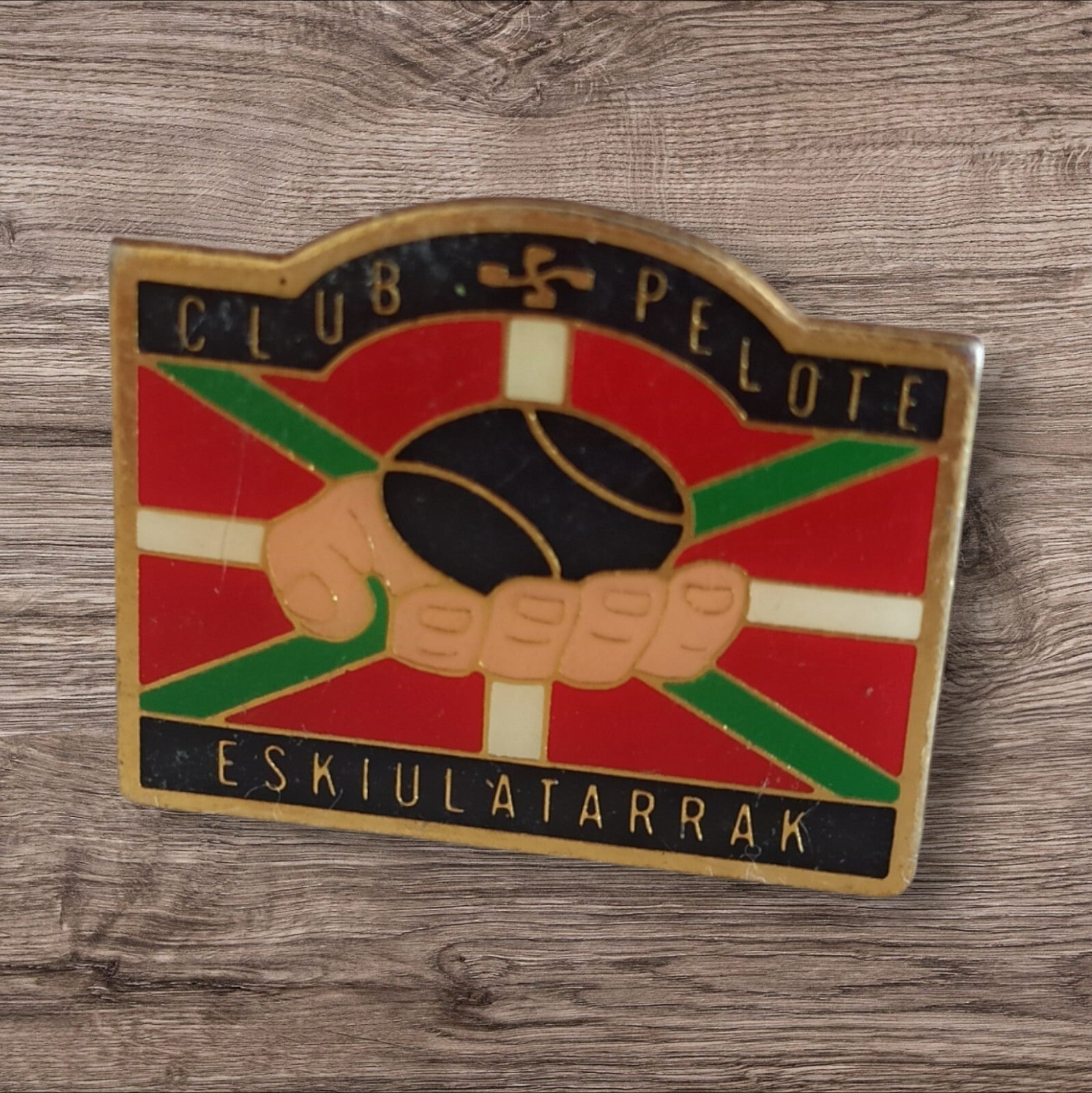 Pin's Club Pelote Basque ESKIULATARRAK vintage émaillé rétro sport