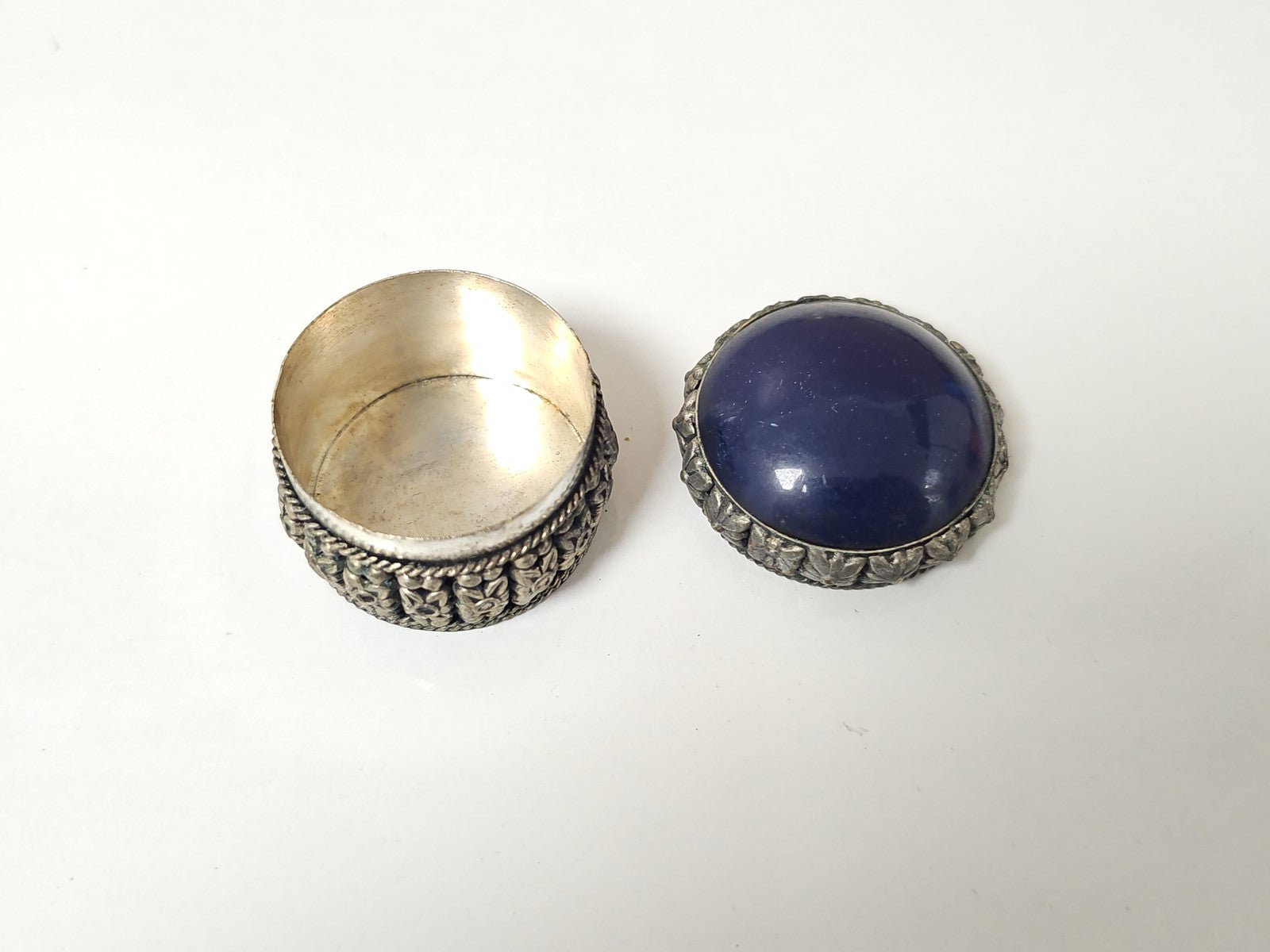 Boîte à bijoux trinket en métal argenté verre bombé bleu cobalt couvercle Inde