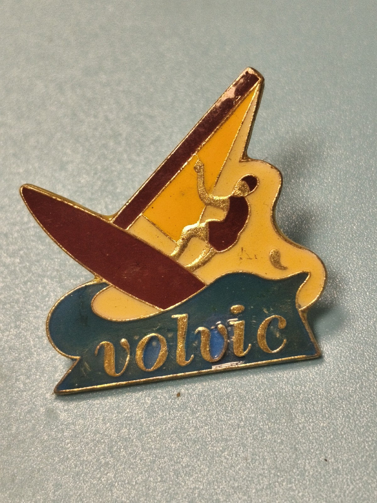 Pin's vintage Volvic planche à voile émaillé collection publicité années 80-90