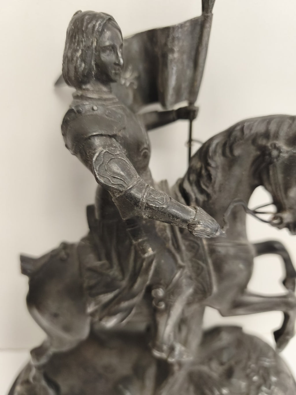 Statue ancienne Jeanne d’Arc équestre métal noirci, à restaurer, style XIXe