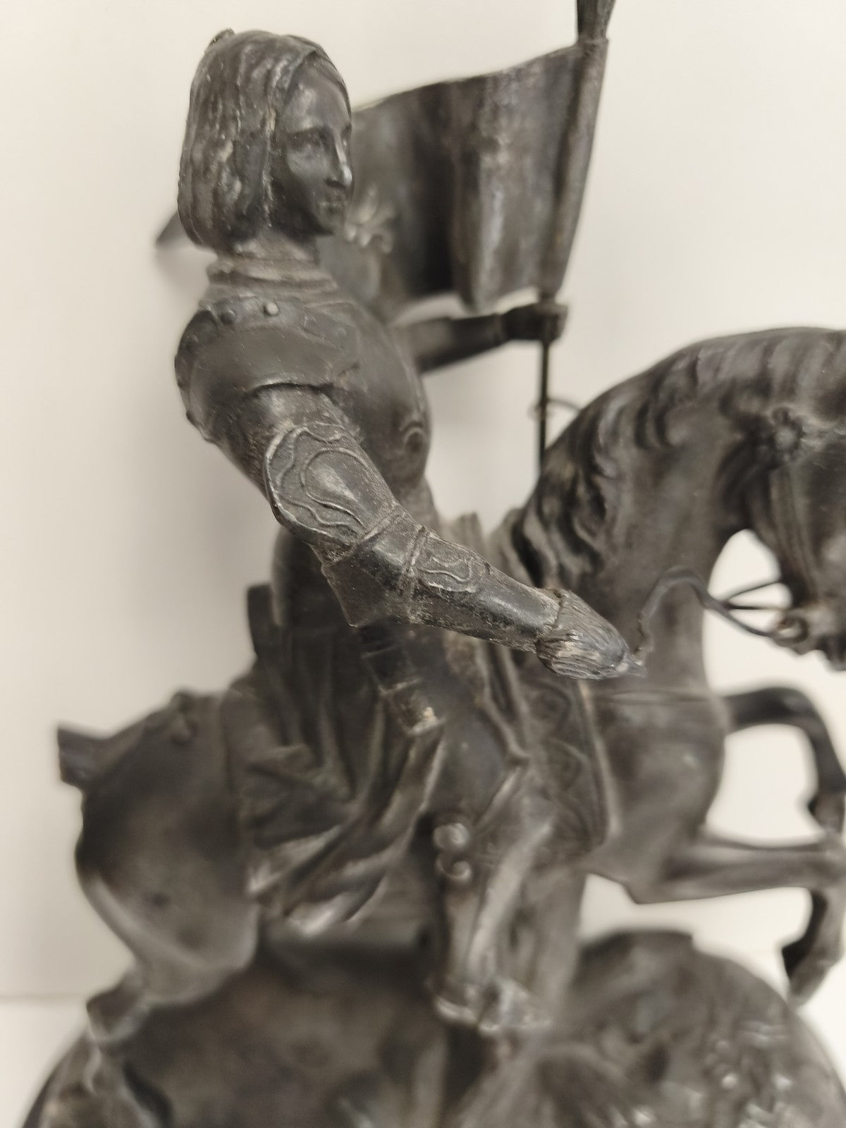 Statue ancienne Jeanne d’Arc équestre métal noirci, à restaurer, style XIXe