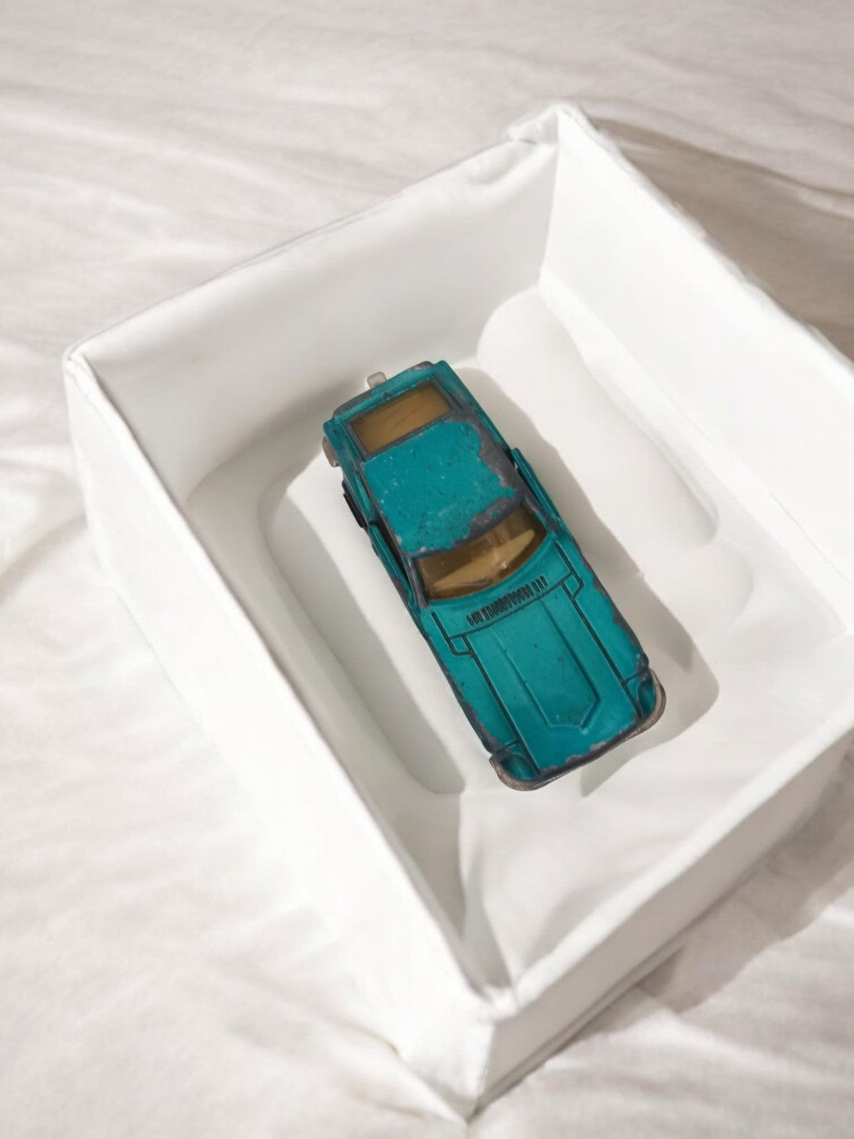 Véhicule miniature ancien bleu rétro vintage, voiture jouet d'occasion métal