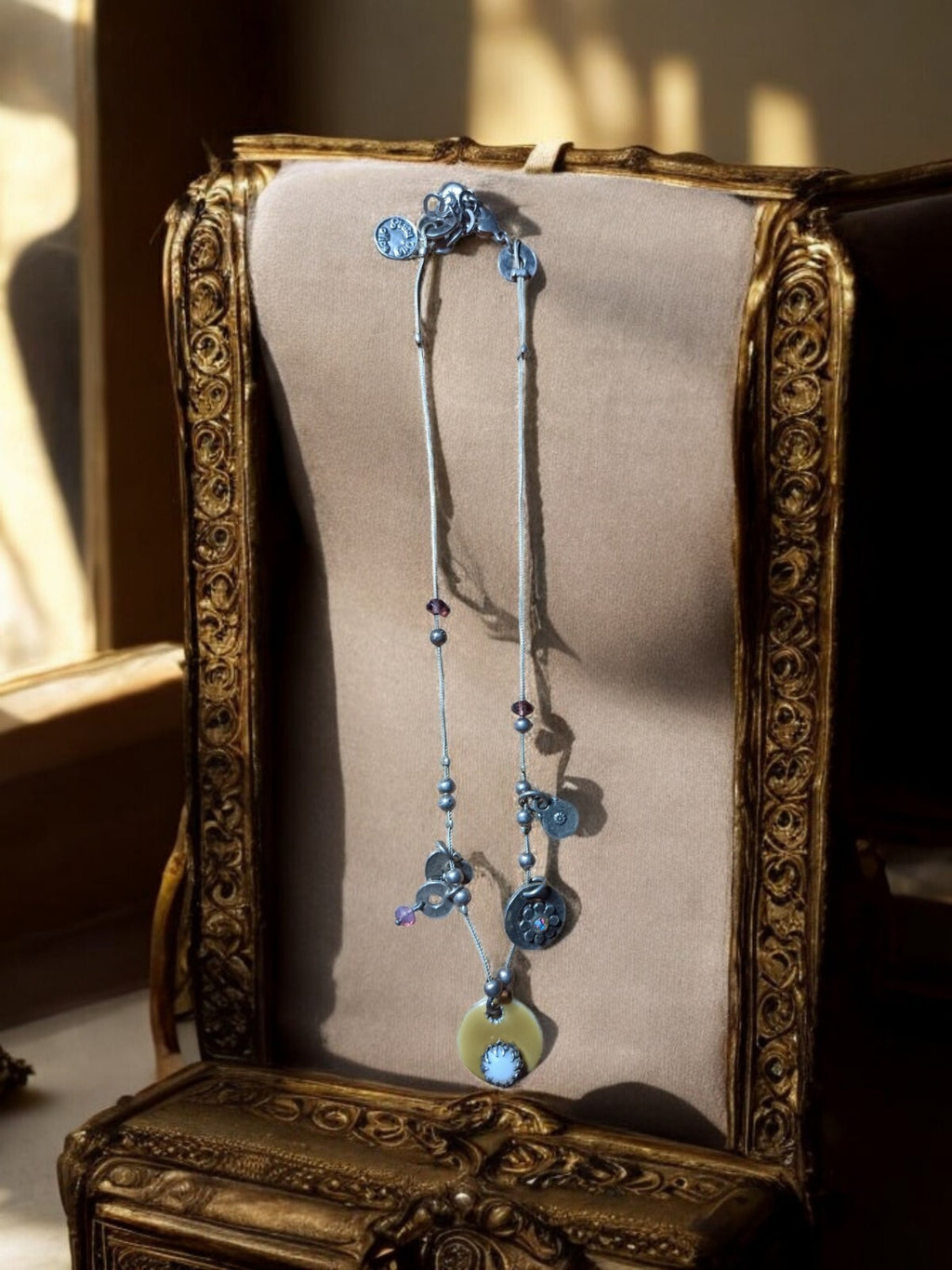 Collier pendentifs argenté vintage créateur, perles et médaillons, pièce unique