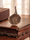 Pendentif religieux catholique vintage octogonal en métal, profil de Vierge