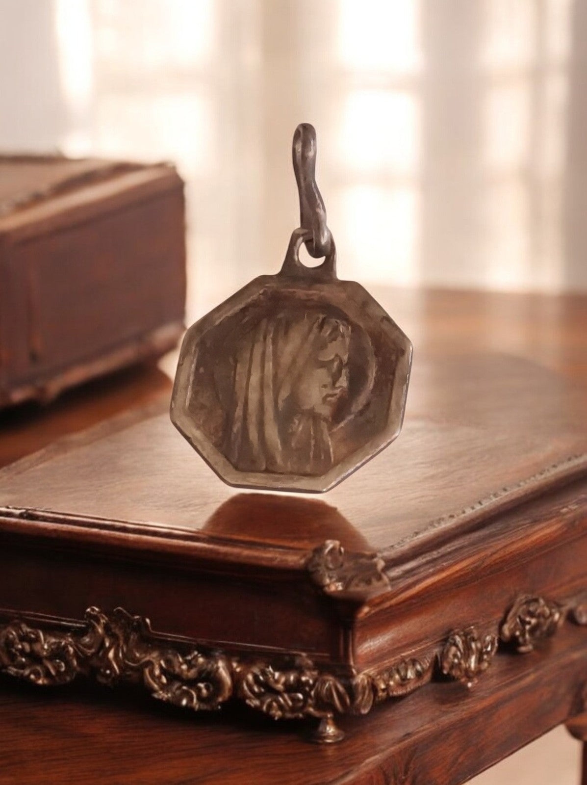 Pendentif religieux catholique vintage octogonal en métal, profil de Vierge