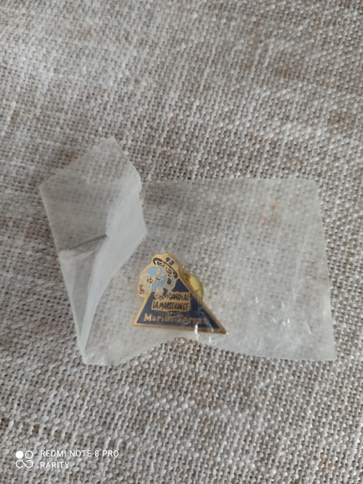 Pin's vintage Mondial La Marseillaise Marius Ferrat triangle bleu doré