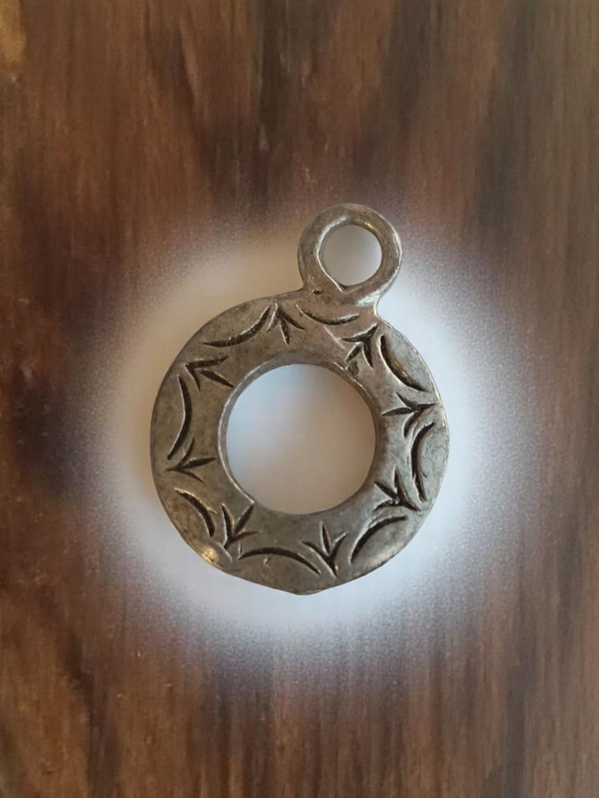 Pendentif vintage rond métal gravé années 50 motif géométrique rare