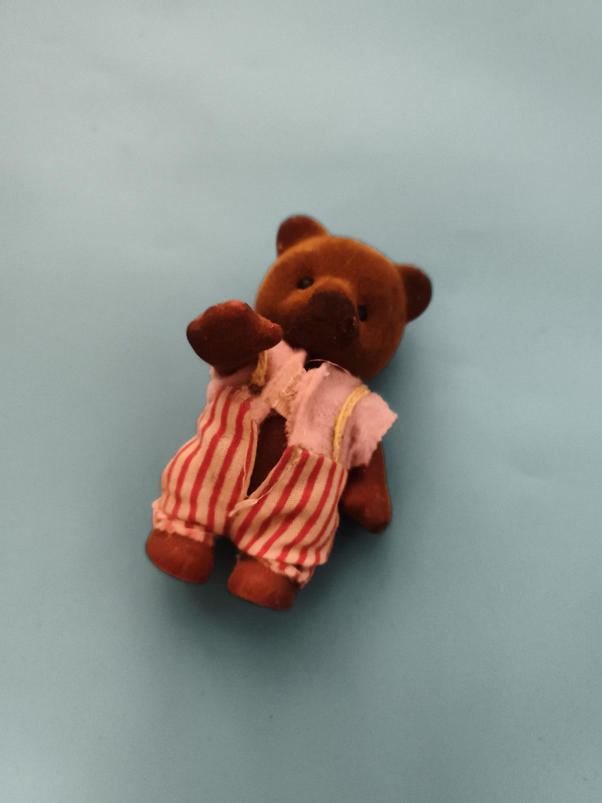 Figurine ours brun Sylvanian en velours, salopette rayée, jouet animalier
