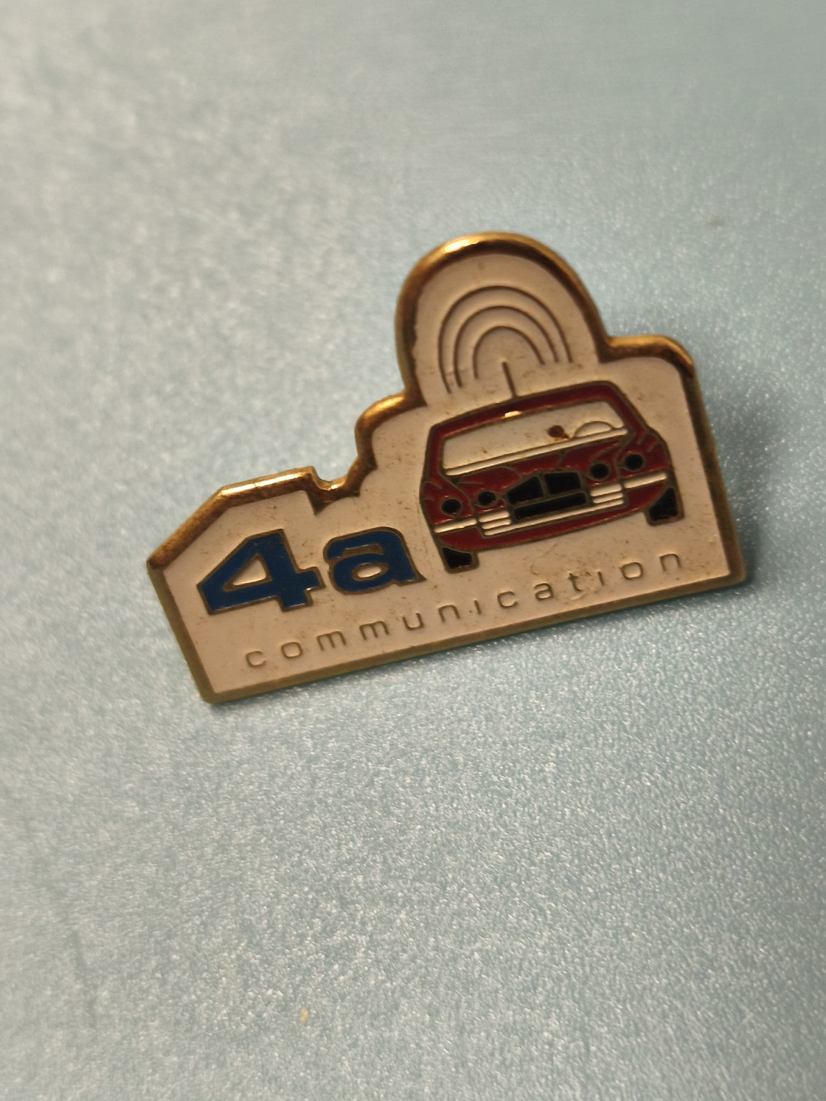 Pin's vintage 4a communication voiture rouge ancien, collection automobilia rétr