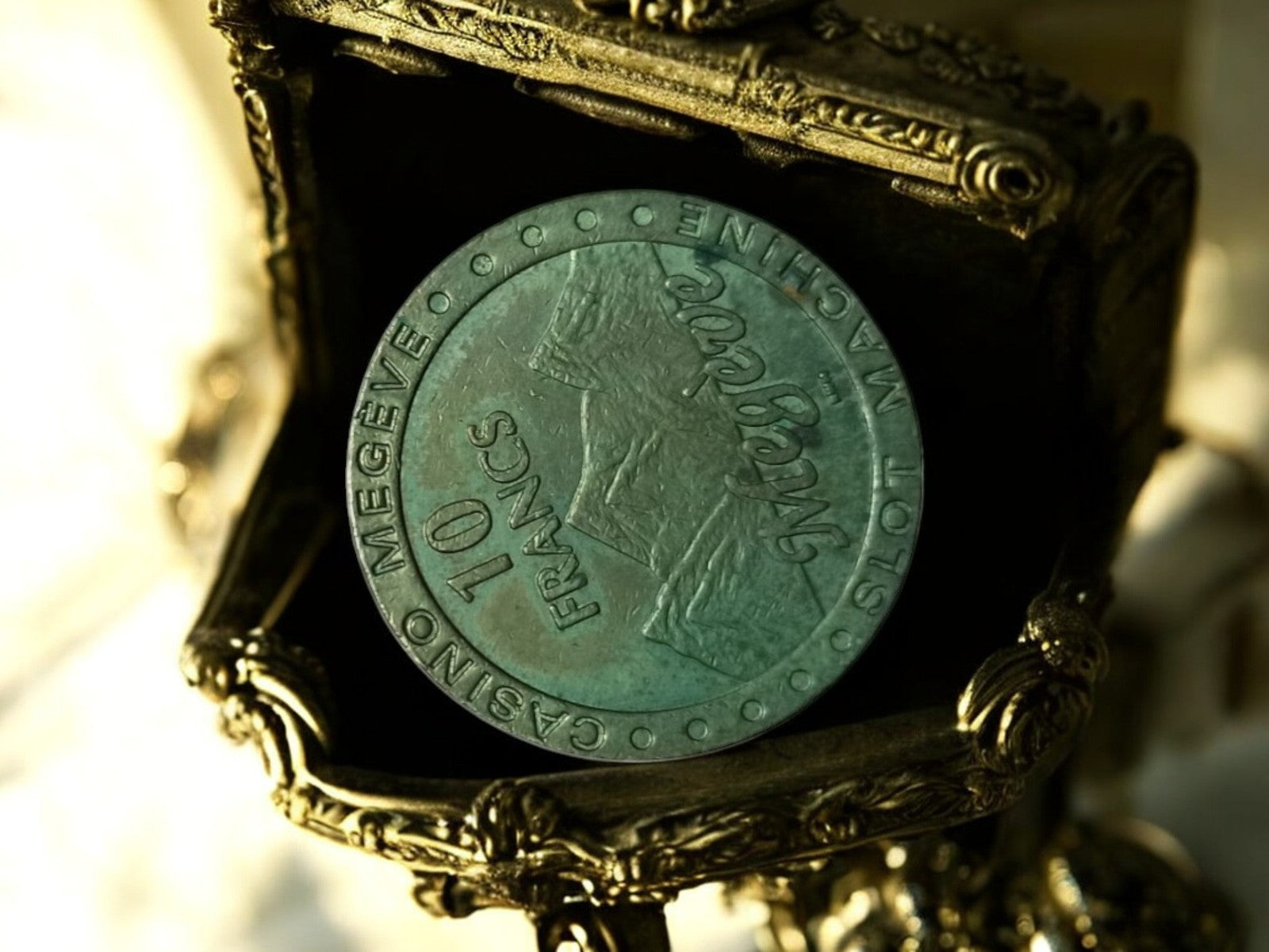 Jeton casino vintage métal Megève 10 francs, pièce ancienne slot machine