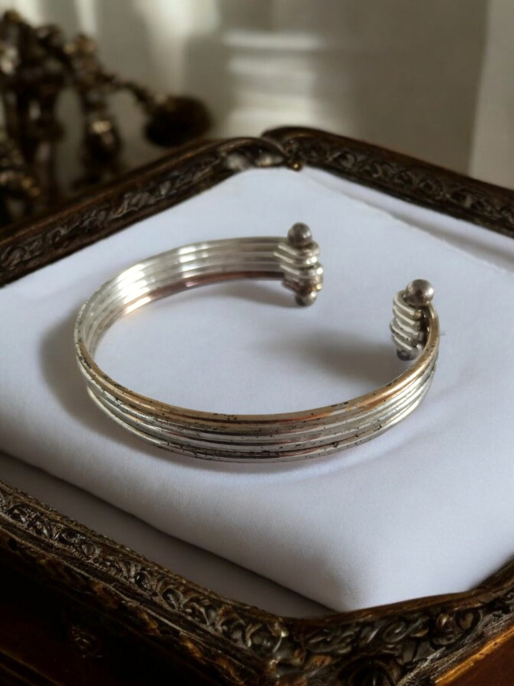 Bracelet jonc ancien métal et laiton, ouverture rigide, effet strié vintage