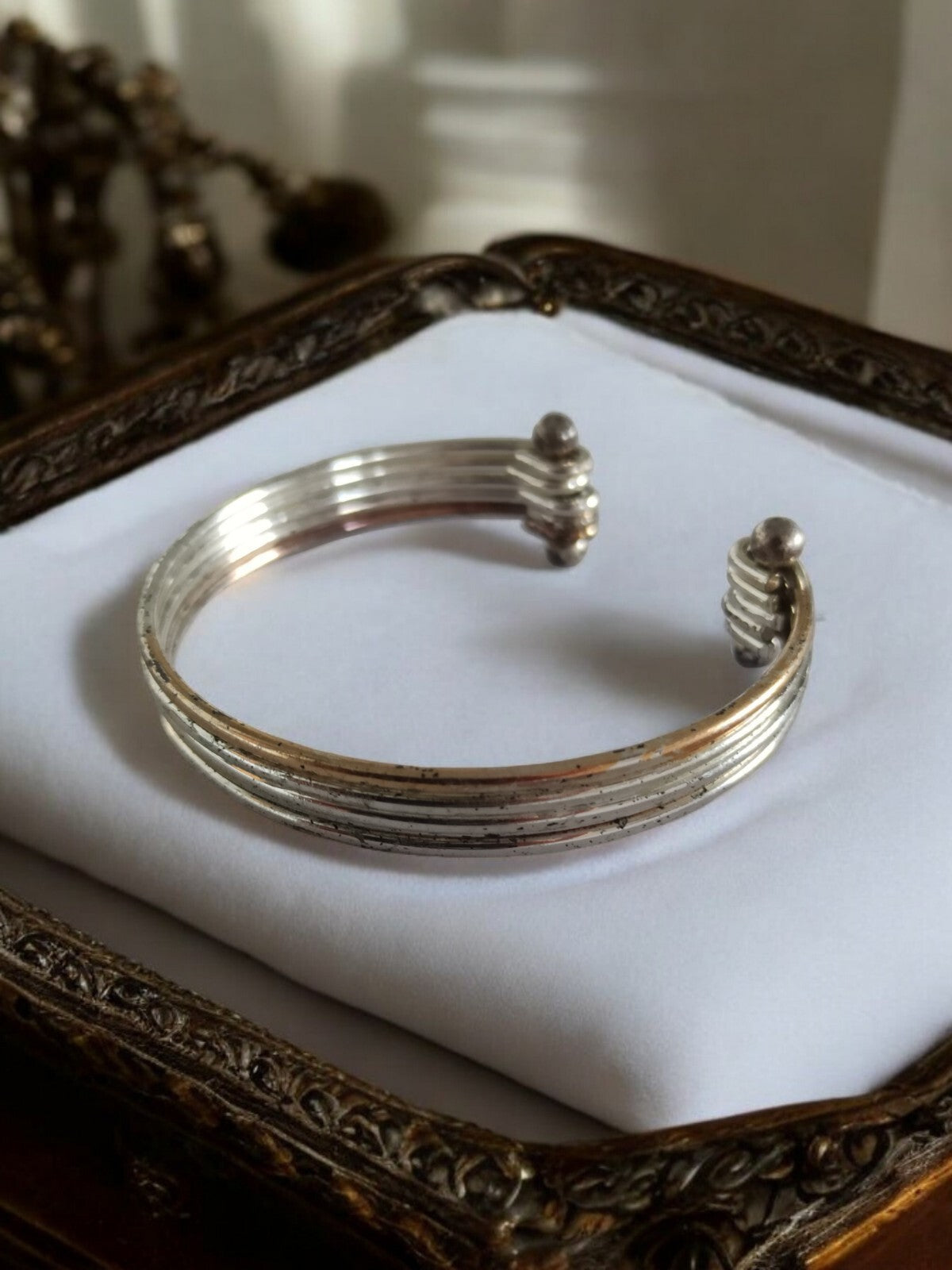 Bracelet jonc ancien métal et laiton, ouverture rigide, effet strié vintage