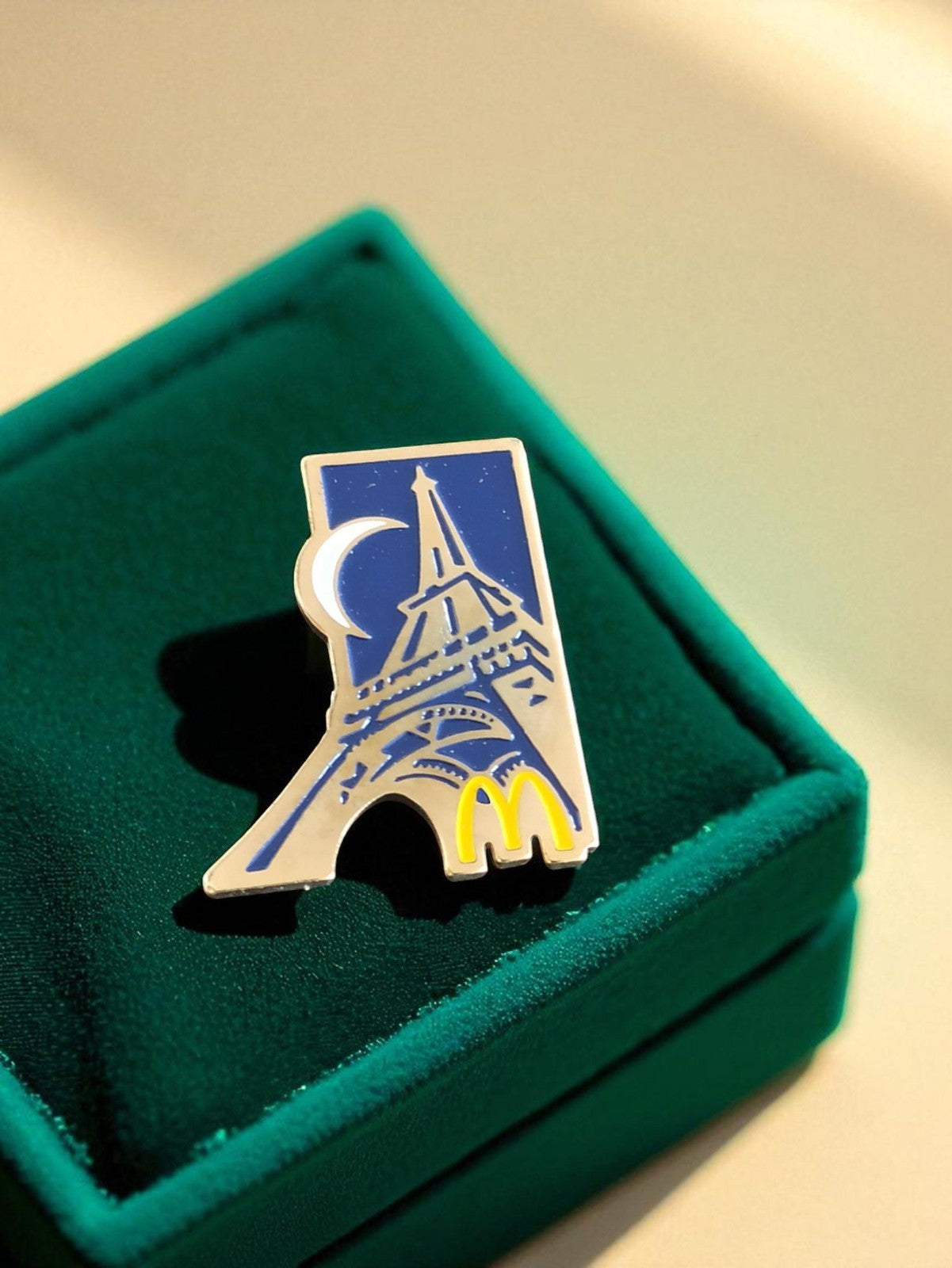 Pin's McDonald's Tour Eiffel Paris édition limitée vintage publicitaire