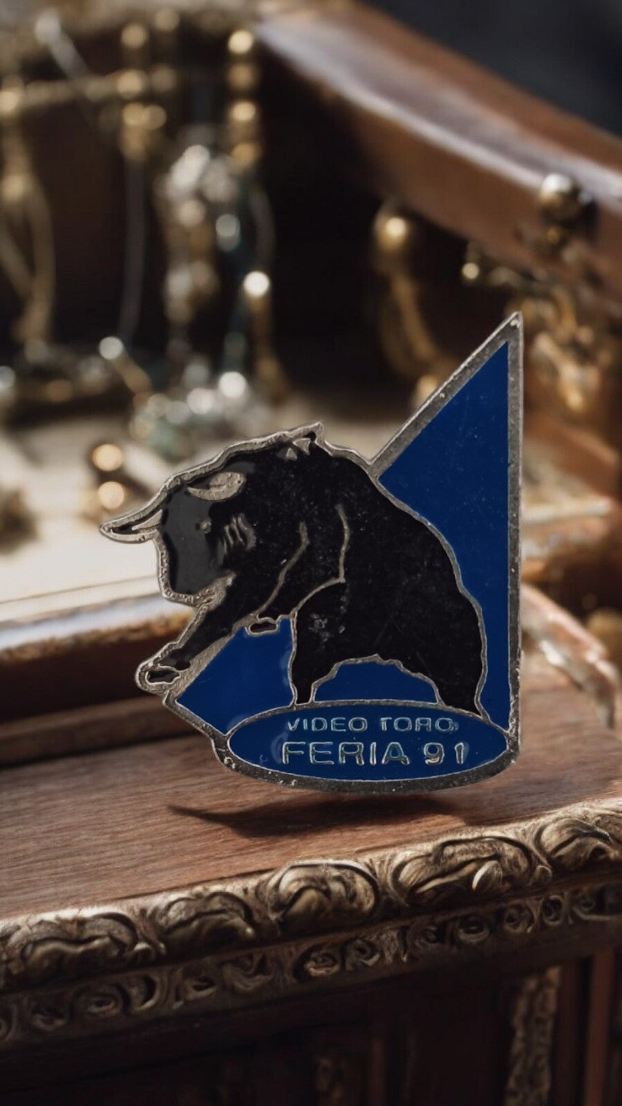 Pin's Feria 91 taureau noir bleu vintage rare, badge VIDEO TORO 1991