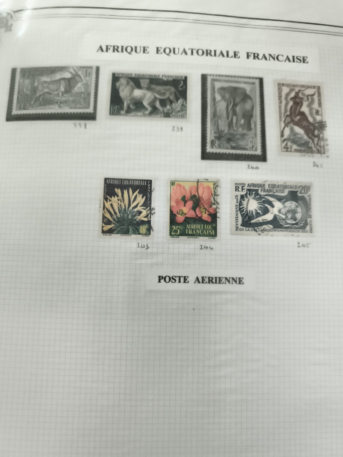 Timbres Afrique Équatoriale Française animaux fleurs poste aérienne philatélie