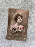 Carte postale ancienne CPA Porte Bonheur femme bouquet muguet colorisée