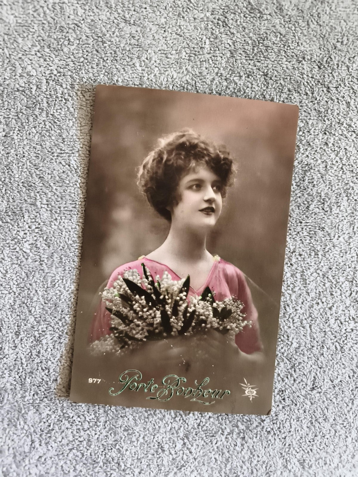 Carte postale ancienne CPA Porte Bonheur femme bouquet muguet colorisée