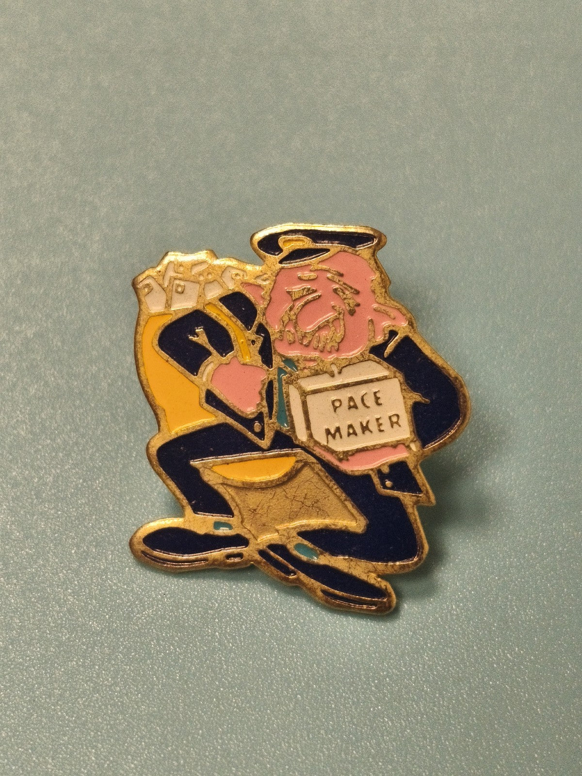 Vintage pin's Pace Maker émaillé, personnage humoristique, collection (ref 10)