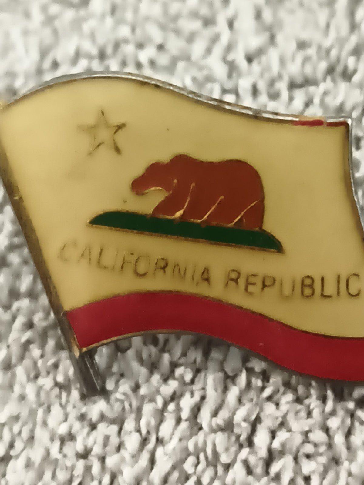 Pin's drapeau California Republic vintage ours étoile émaillé USA (Ref 3)