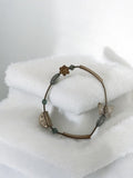 Bracelet fantaisie vintage perles et breloques papillon fleur ancien rétro