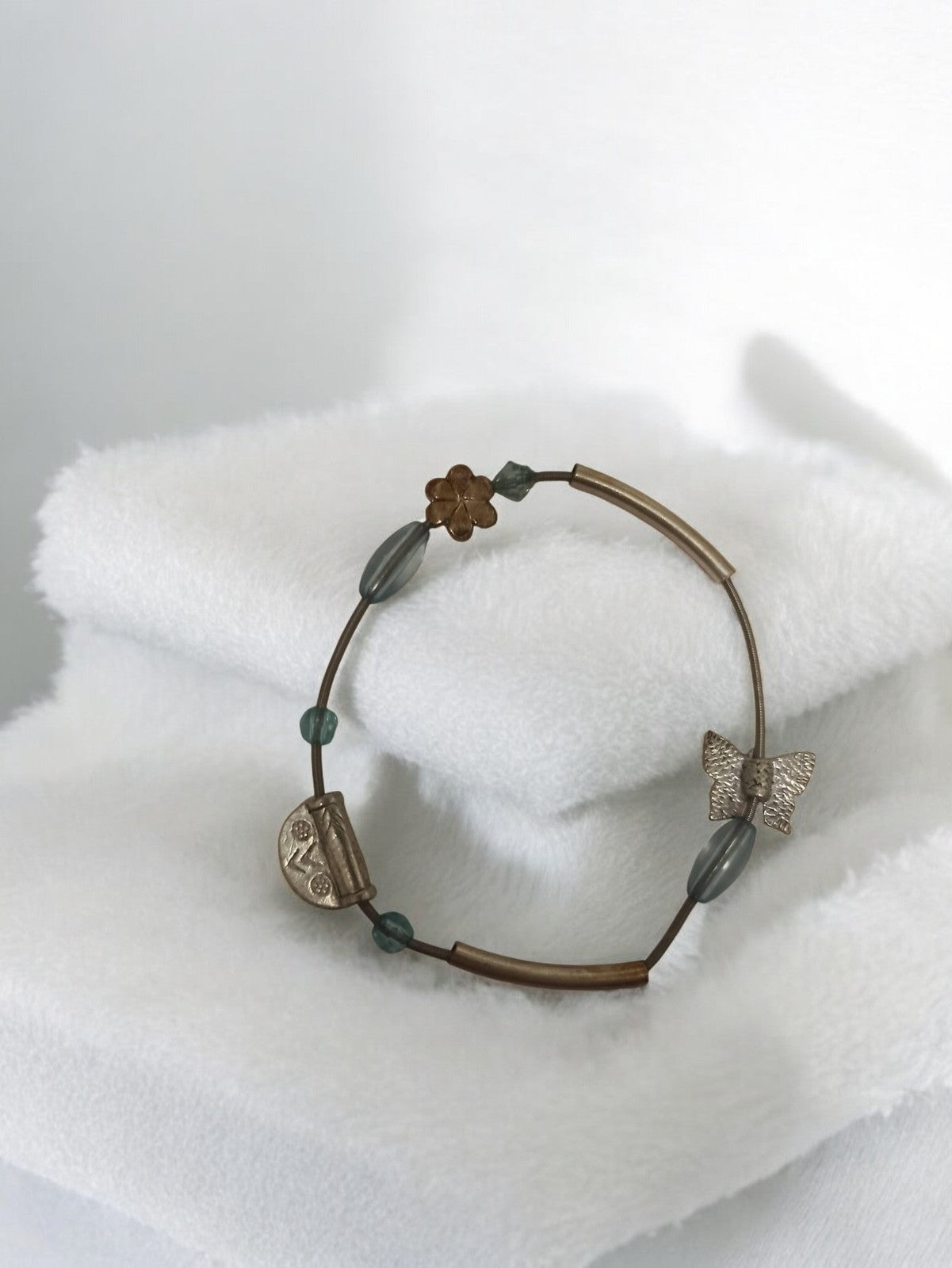 Bracelet fantaisie vintage perles et breloques papillon fleur ancien rétro