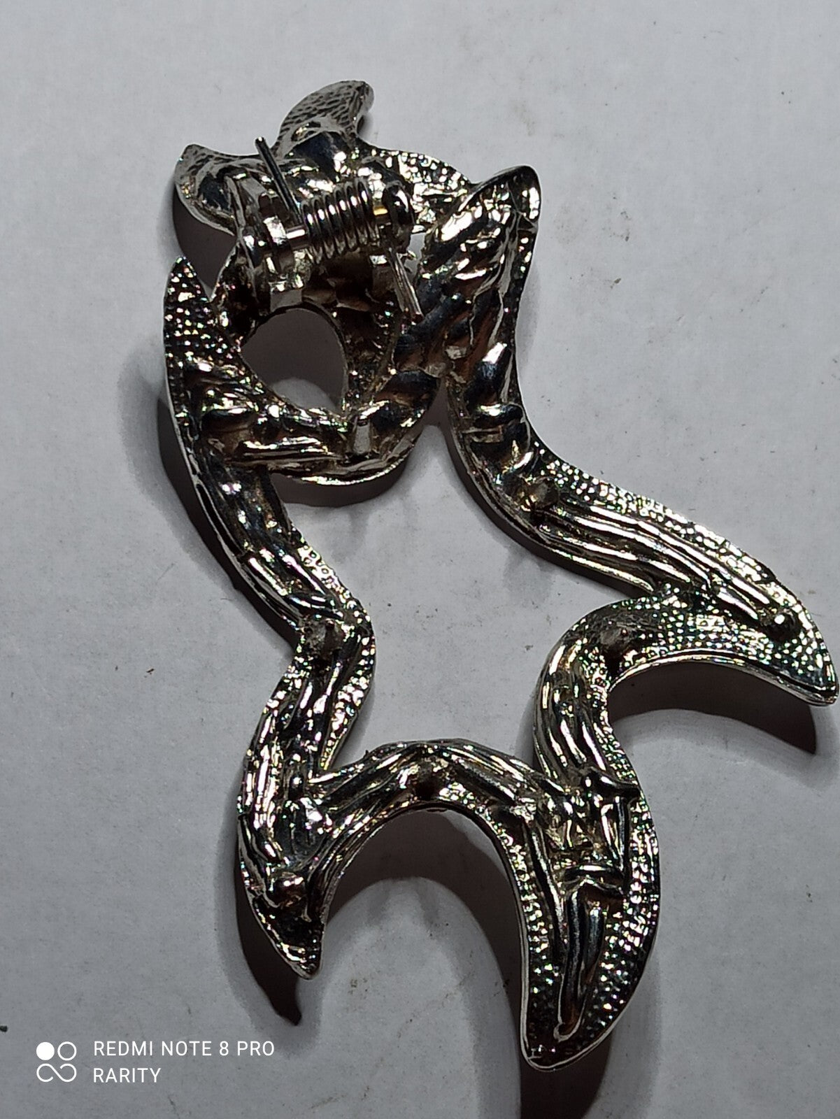 Broche vintage stylisée relief, épingle fantaisie strass scintillants