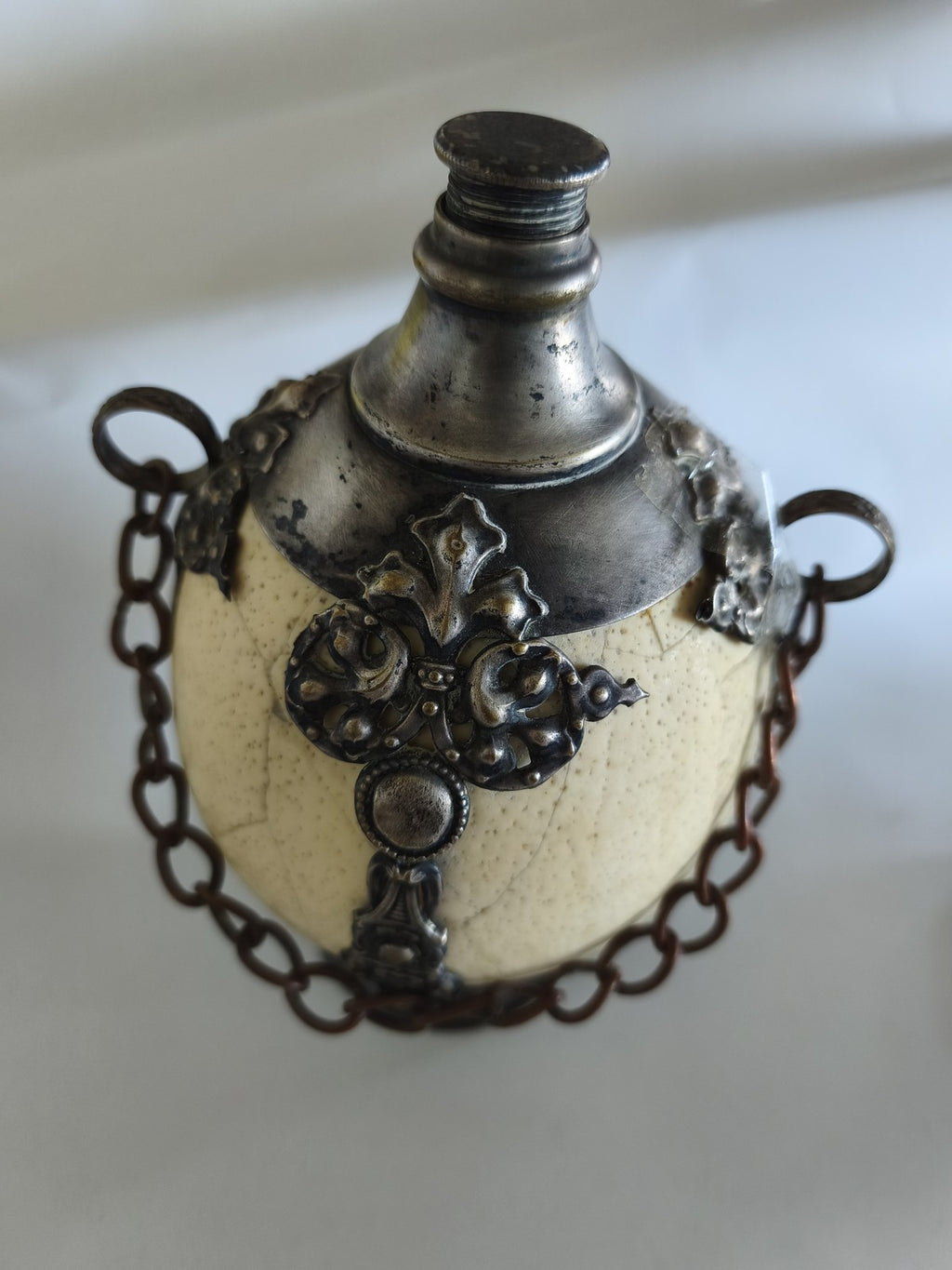 ?uf d?autruche ancien transformé en bouteille, métal argenté à décor ajouré