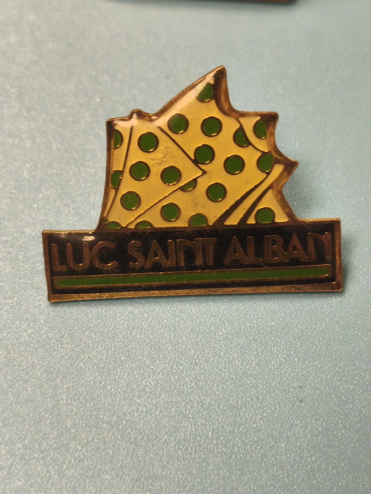 Vintage pin's Luc Saint Alban jaune à pois verts, collection fromage, rare