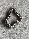 Bracelet pierres naturelles tachetées noir blanc, perles irrégulières, élastique