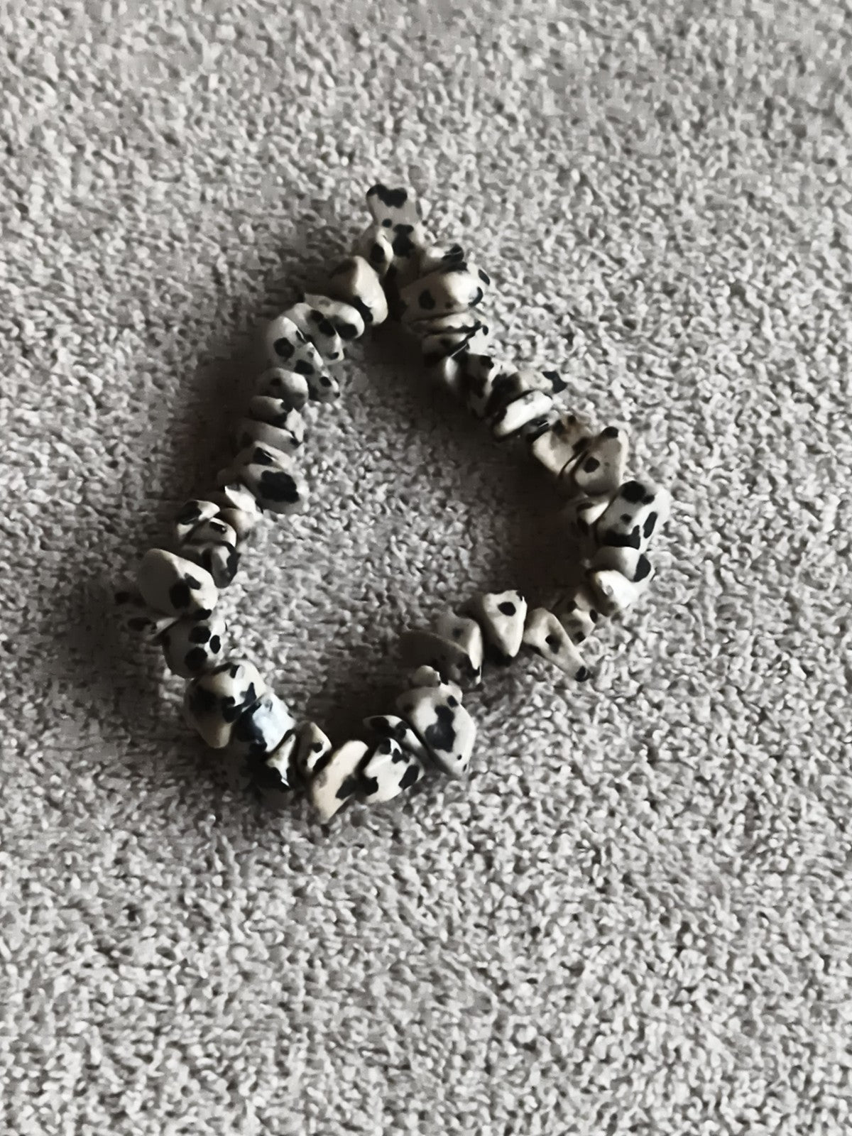 Bracelet pierres naturelles tachetées noir blanc, perles irrégulières, élastique
