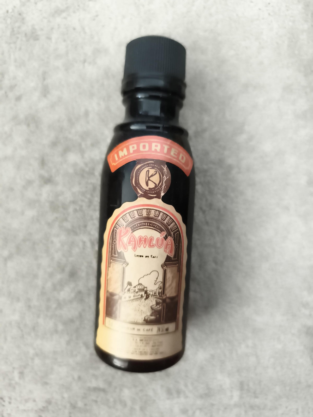 Miniature liqueur Kahlúa bouteille décorative café partiellement remplie